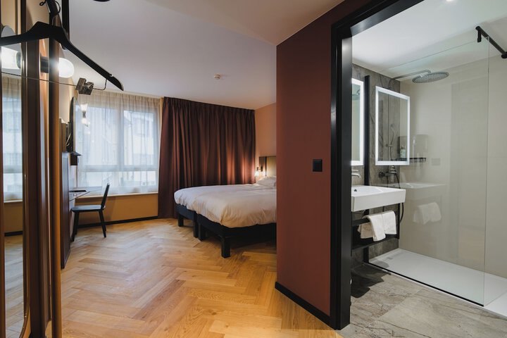 Room 11 of 31