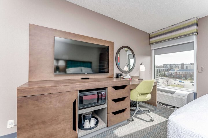 Double Accessible Queen Size Bed (6 of 8)