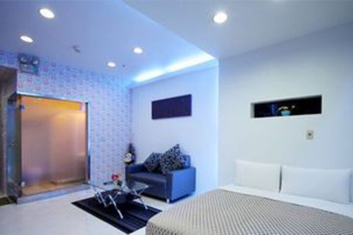 Room 70 of 89