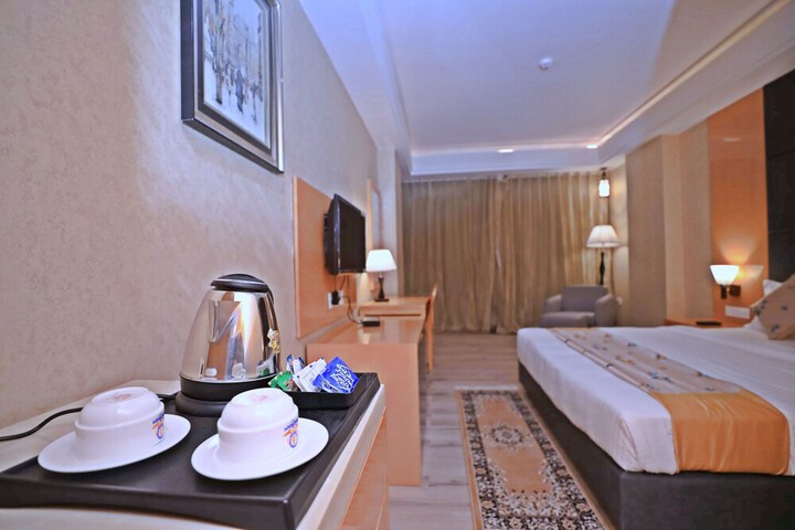 Room 5 of 16