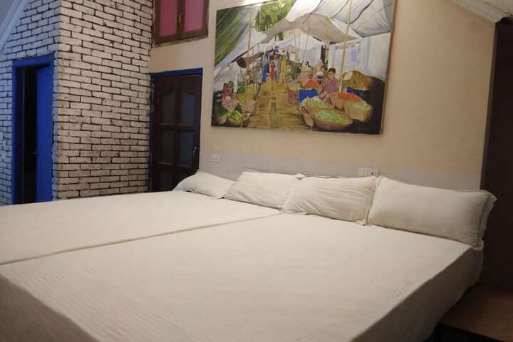 Room 4 of 8