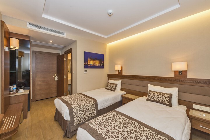 Room 32 of 60