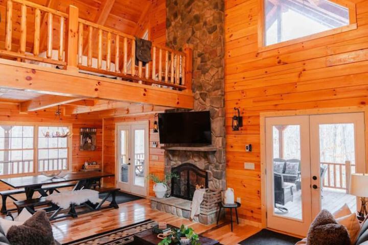 Sleeps 16! Luxury Cabin With Game Room & Hot Tub