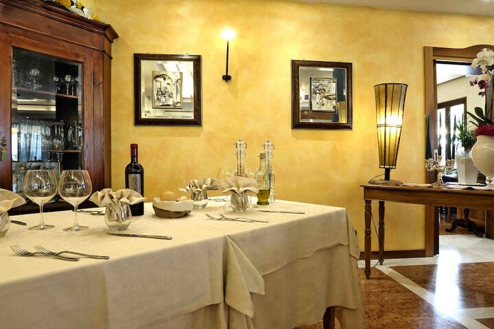 Dining 21 of 32