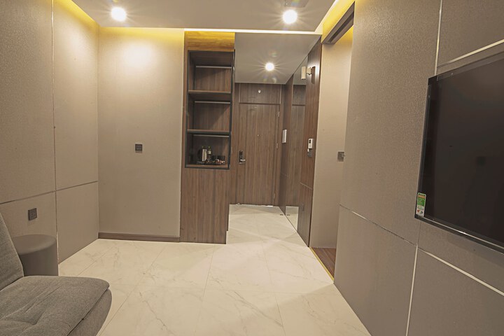 Room 3 of 28