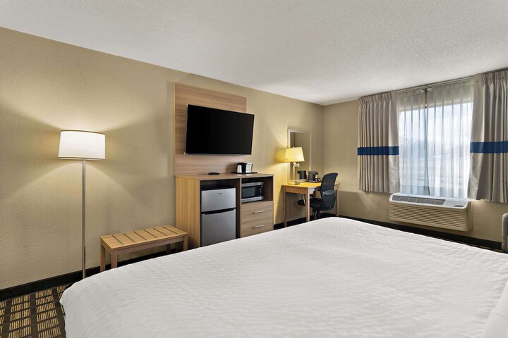 1 King Bed (5 of 12)