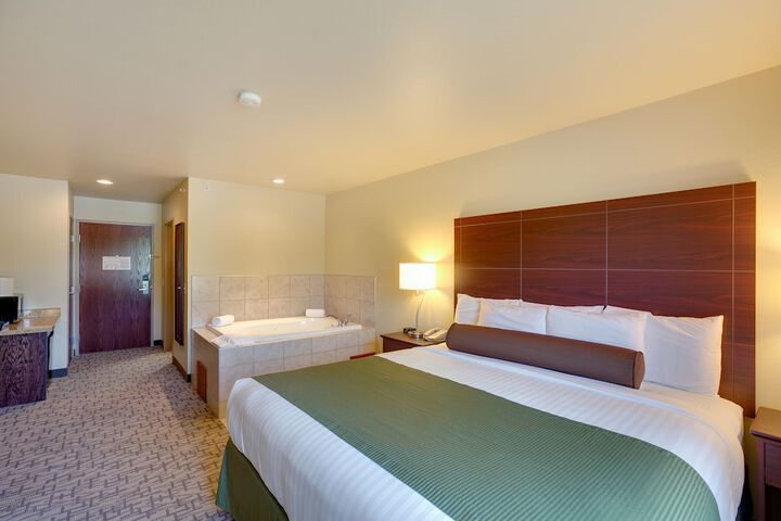 Accessible King Guestroom (6 of 13)