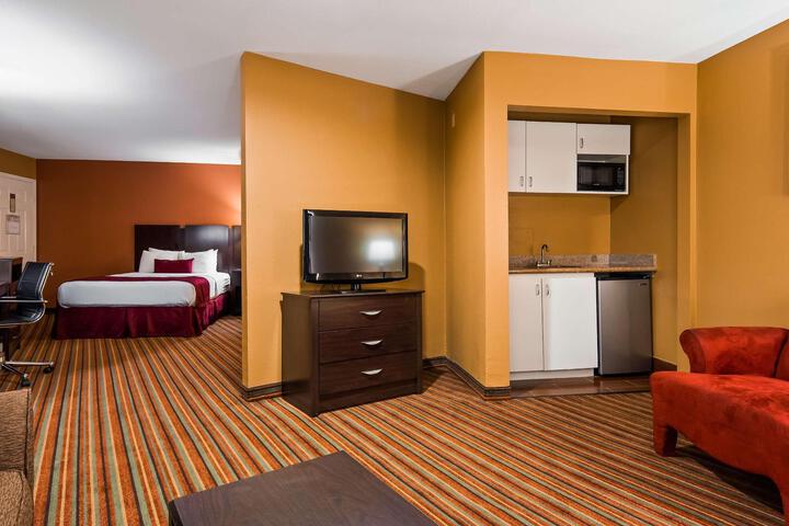 Suite 1 King Bed High Speed Internet Accessible Sofa Bed Microwave and Refrigerator, Continental Breakfast (15 of 16)