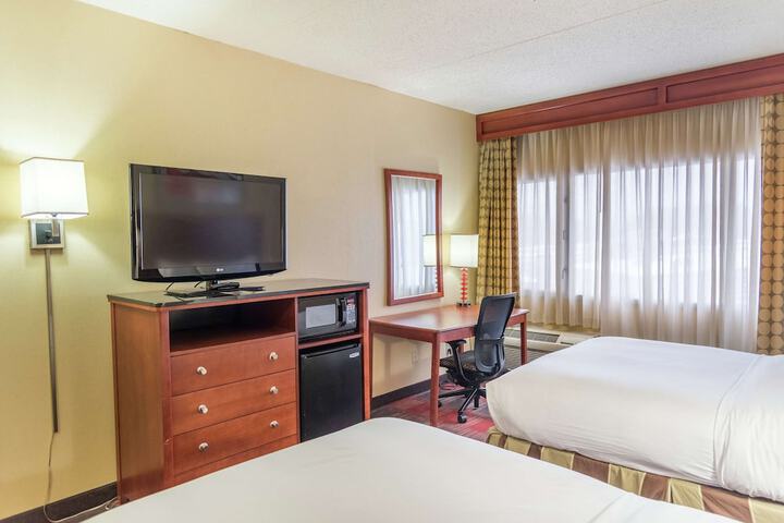 2 Queen Beds (7 of 17)