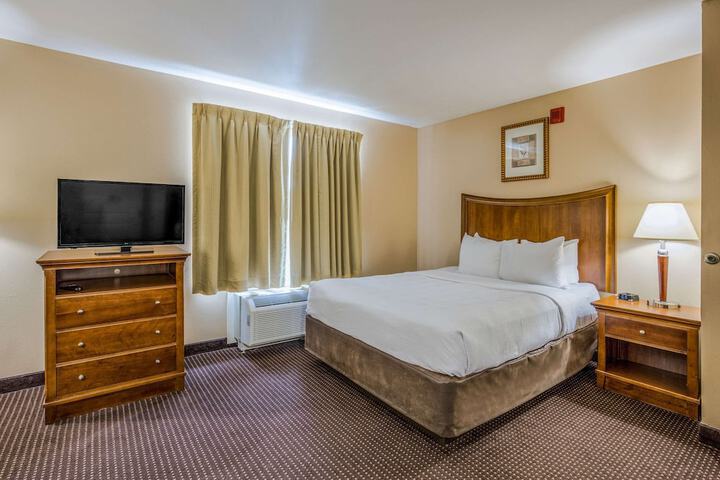 1 Queen Bed Efficiency Suite (3 of 15)
