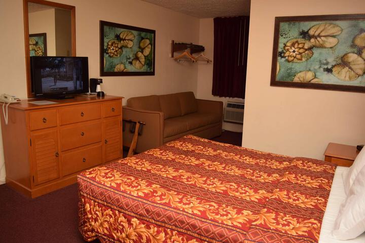 1 Queen Bed (4 of 25)