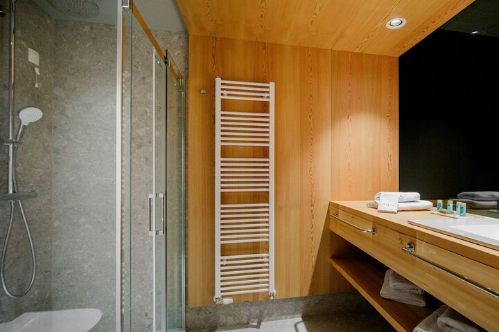Room 34 of 62