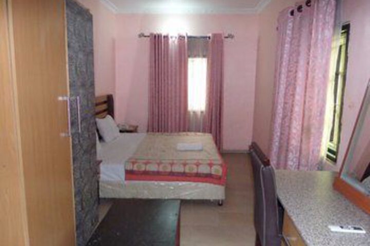Room 10 of 32