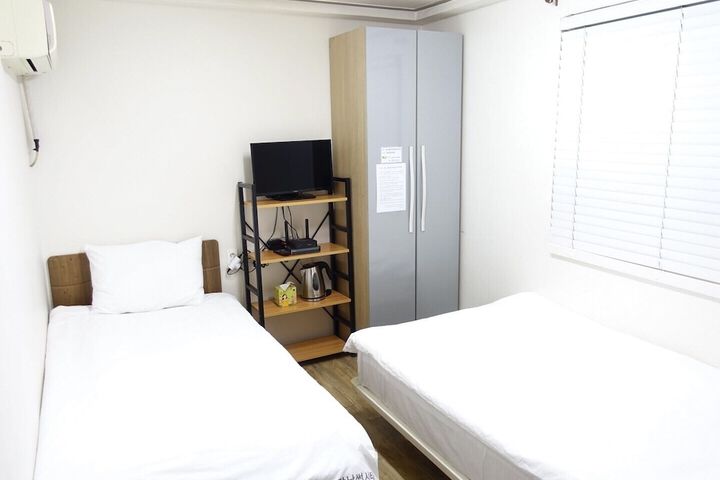 Room 17 of 29