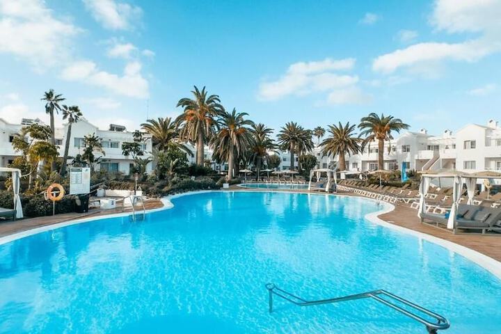 Hotel with Pool