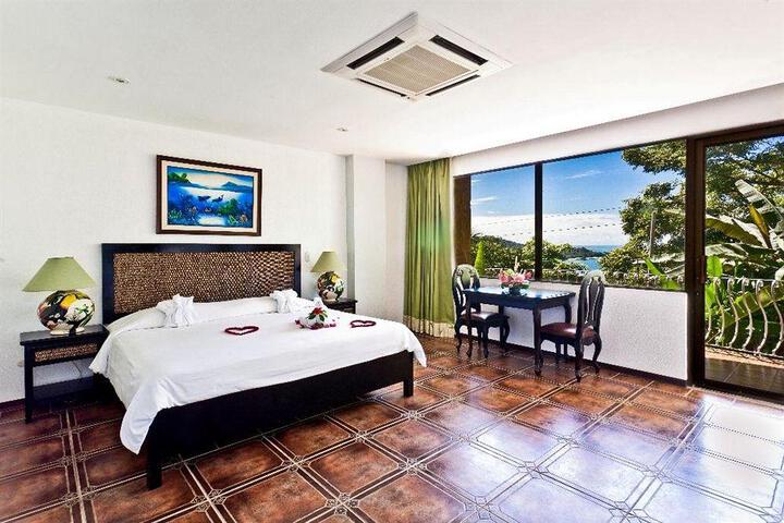 Room 105 of 178