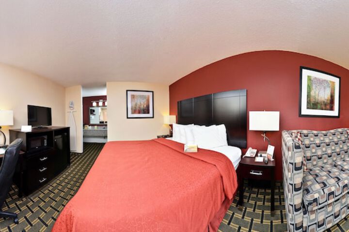 1 King Bed (1 of 15)
