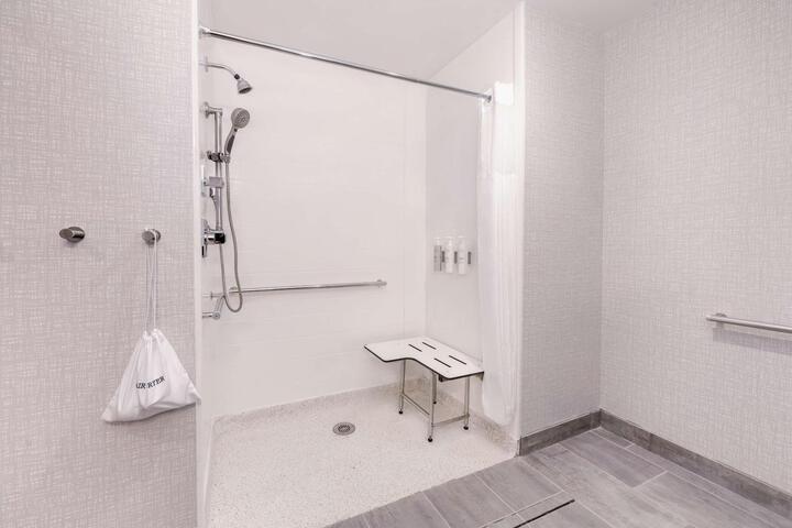 1 King Hearing Accessible (4 of 15)