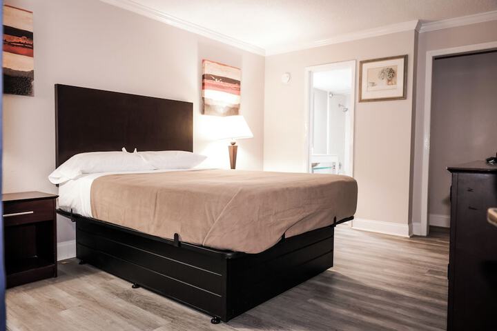1 Queen Bed (2 of 6)