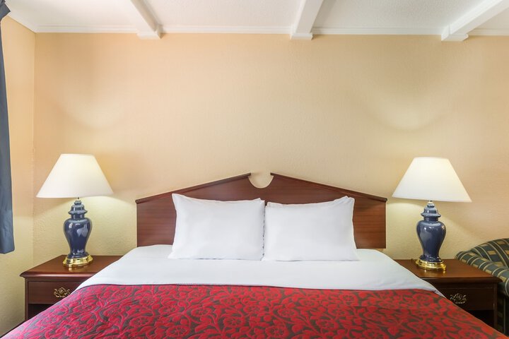 1 King Bed (4 of 4)