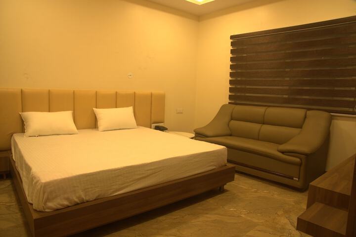 Room 7 of 16