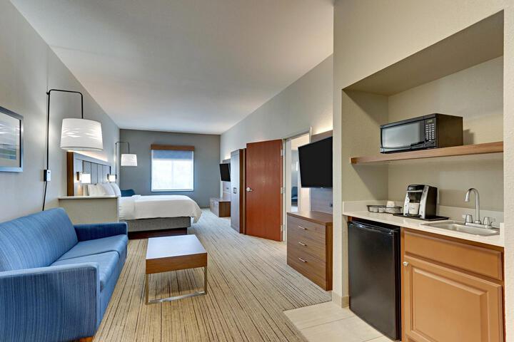 1 Bedroom Suite King Bed (3 of 14)