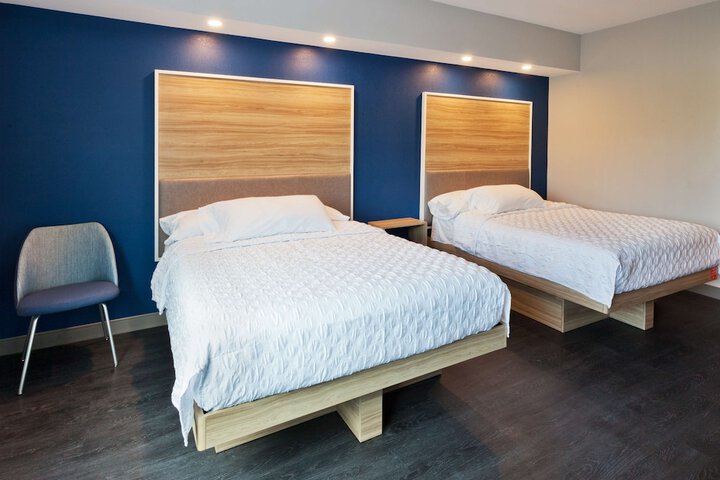 2 Queen Beds (10 of 15)