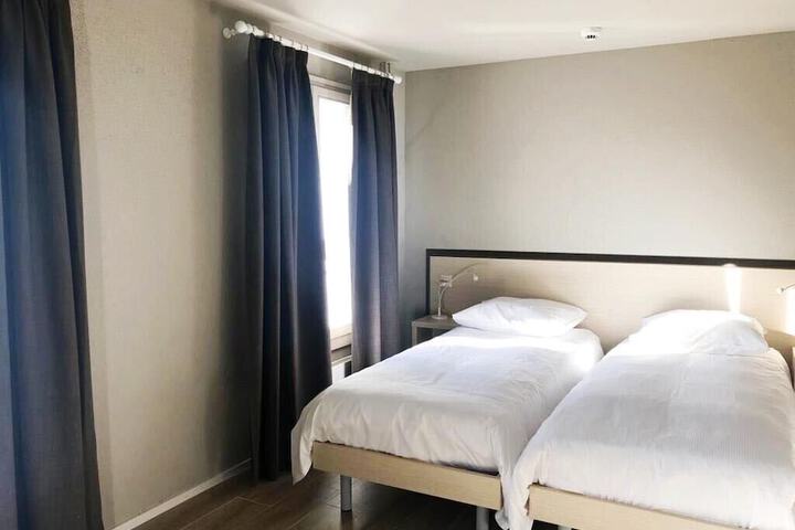Room 4 of 16