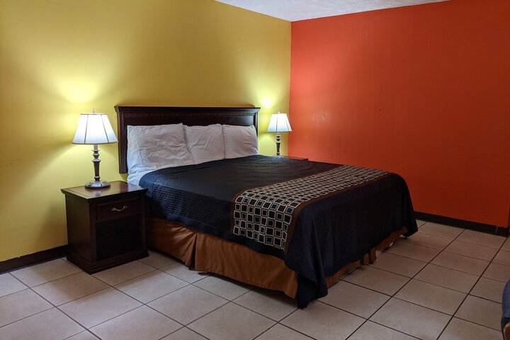 1 King Bed (4 of 8)