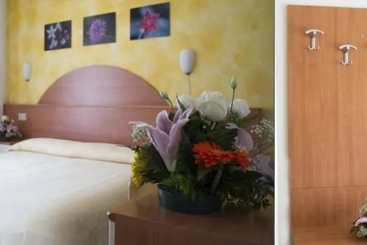 Room 6 of 12