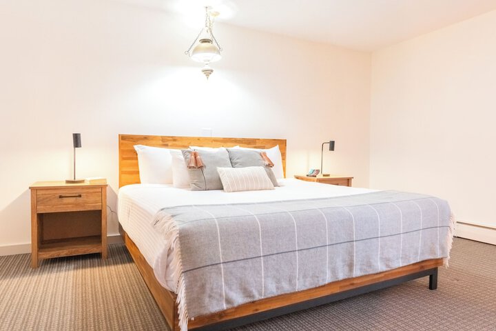 Superior 1 Queen and 1 Double Bed Queen Bed (9 of 26)
