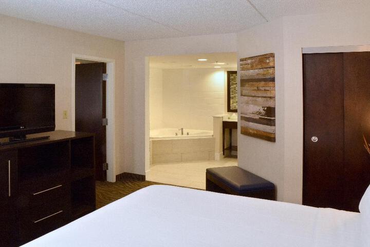 1 Queen Bed (1 of 8)