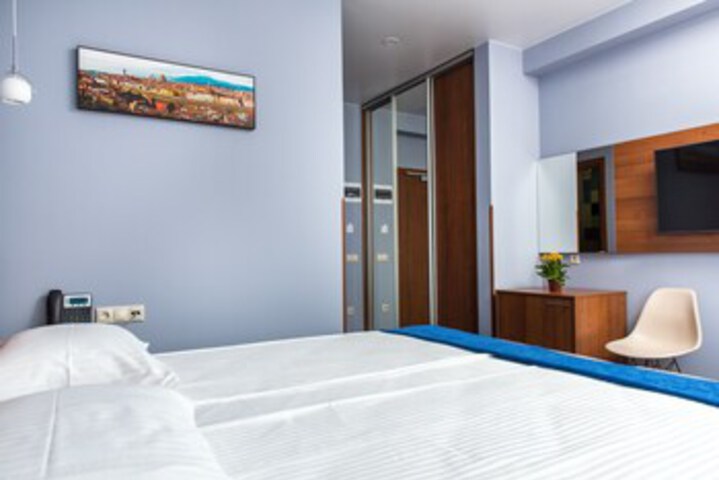 Room 13 of 36