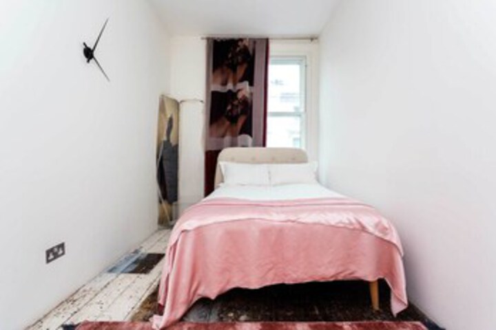 Room 11 of 18