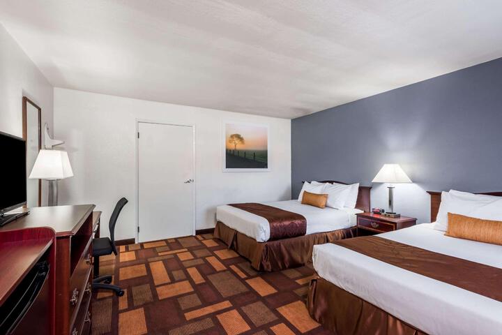 1 Queen Bed (6 of 11)