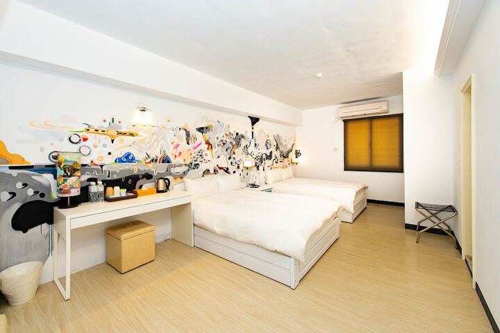 Room 5 of 32
