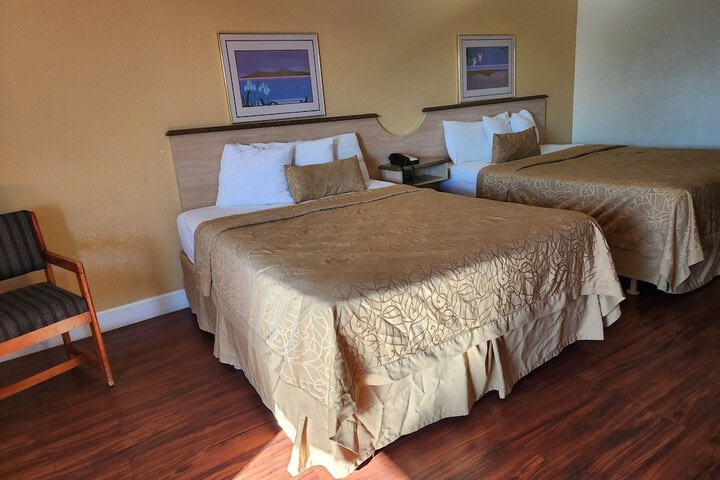 1 Queen Bed (14 of 14)