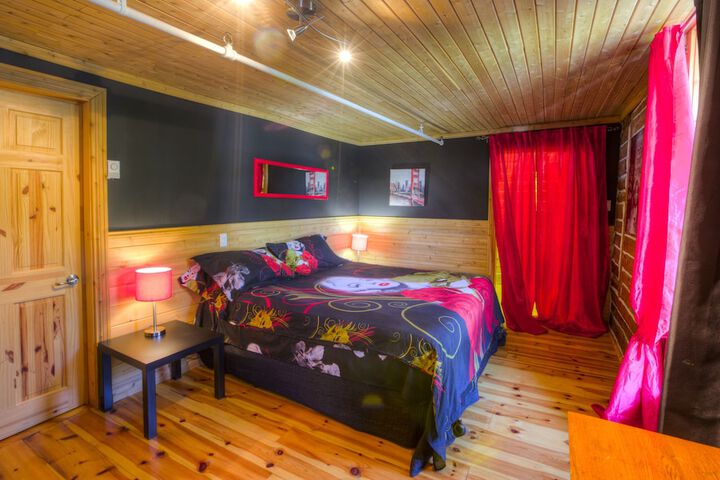 Room 4 of 102