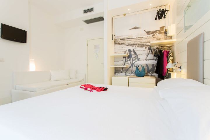 Room 16 of 79