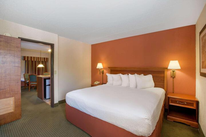 Double Accessible King Size Bed (3 of 6)