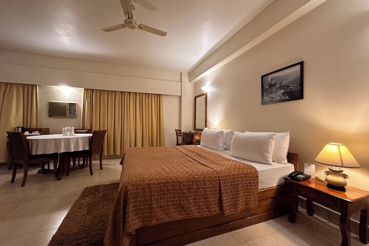 Room 3 of 37