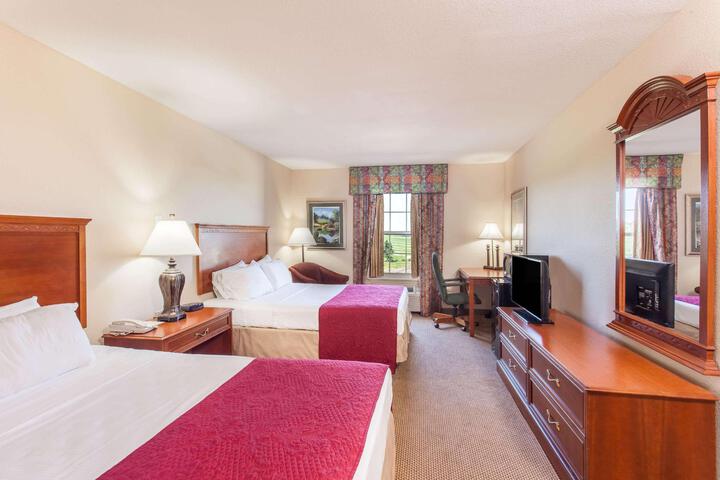 2 Queen Beds (6 of 7)