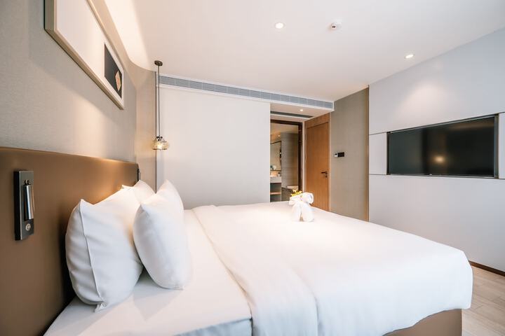 Room 9 of 37