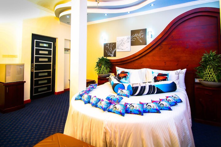Room 14 of 230