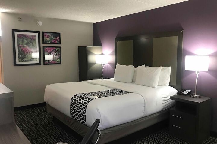 1 King Bed (13 of 15)