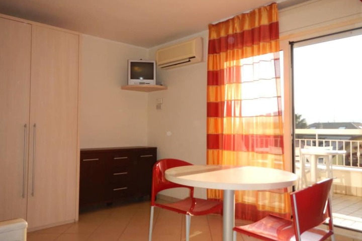 Room 9 of 9