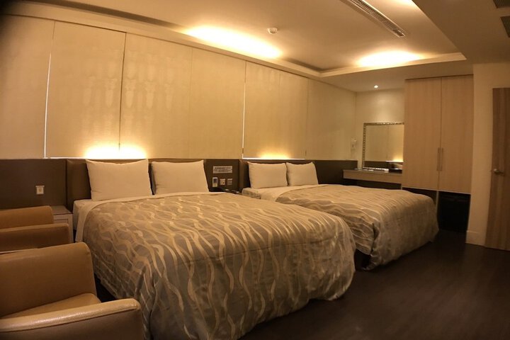 Room 10 of 100