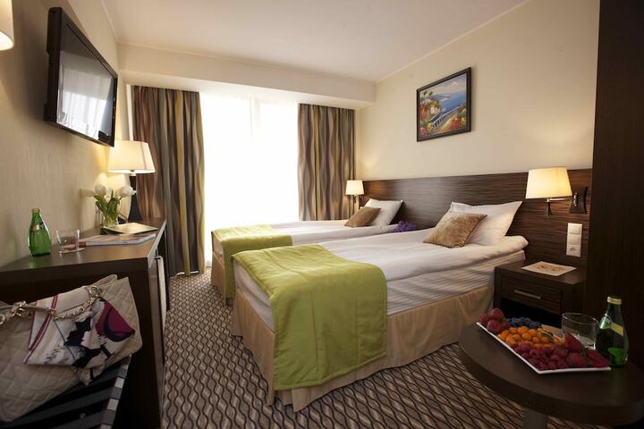 Room 4 of 121