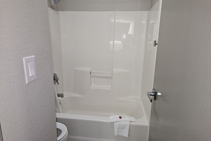 1 Queen Bed Mobility Accessible Bathtub with Grab Bars (19 of 29)