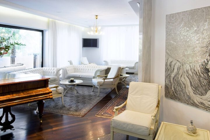 Lounge 178 of 197